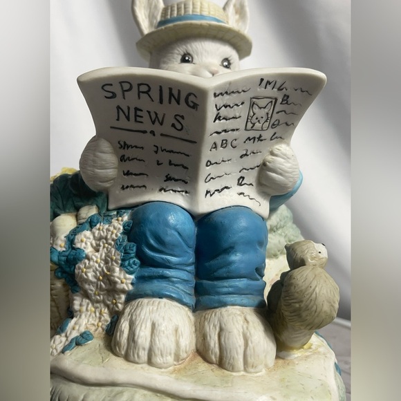 Easter Bunny CWC Rabbit Sitting Reading Newspaper Musical Somewhere Rainbow Vtg - Picture 3 of 13